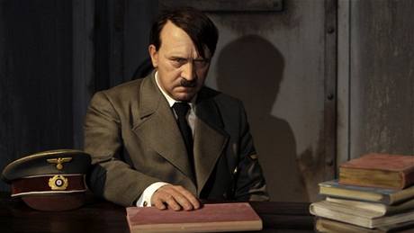 Hitler tentokrát jako vosková figurína. Malí Britové povaují diktátora za nmeckého trenéra.