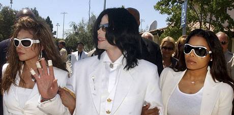 Michael Jackson spolu se svými sestrami. Vlevo La Toya, vpravo Janet. 