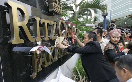 Lidé pokládají kvtiny k hotelu Ritz-Carlton v Jakart