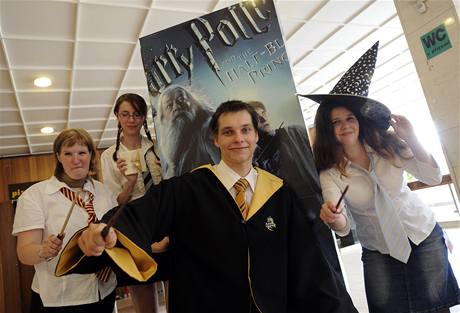 Piznivci Harryho Pottera ekali na plnon premiru v Kulturnm dom Ldv v Praze.