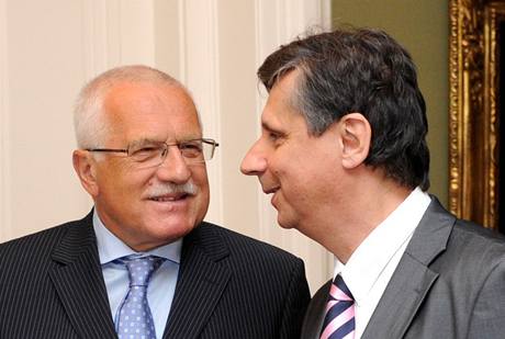 Prezident Václav Klaus (vlevo) pijal 28. ervence v Praze na pracovní schzce pedsedu vlády Jana Fischera.
