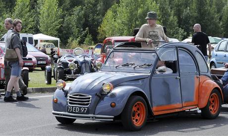 Mostecký hipodrom ovládly od 28. ervence malé francouzské automobily Citroën 2CV, takzvané kachny