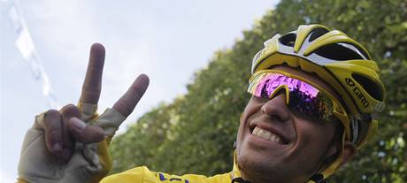 Gesto vítzného Contadora. 