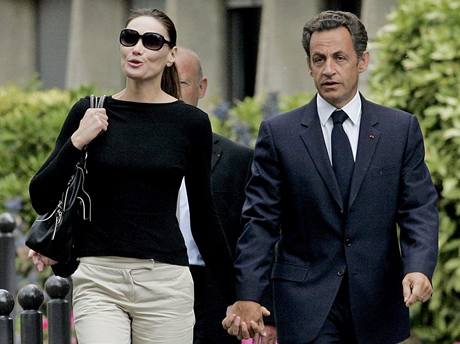 Nicolas Sarkozy se svou enou Carlou.