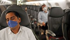 Cestující v letadle pouívají ochranné rouky.