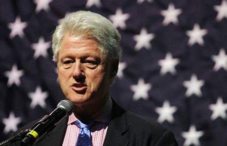 Bill Clinton pi primárkách své eny