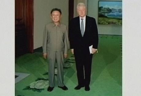 Bill Clinton v KLDR - na snmku ze severokorejsk televize s Kim ong Ilem