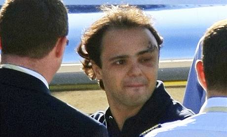 Zranný Felipe Massa na letiti.