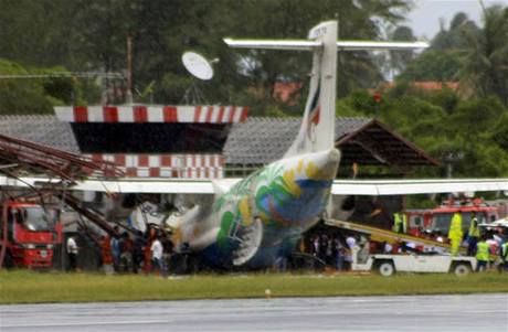 Havárie letadla v Thajsku si vyádala jeden ivot. Sedm lidí bylo zranno ván.