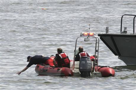 Do pátrání v oblasti nehody bylo zapojeno mnoství vrtulník a plavidel námonictva (ilustraní foto)