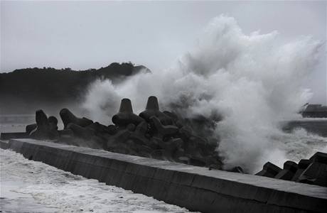 Tajfun doprovází silný dé a vítr.