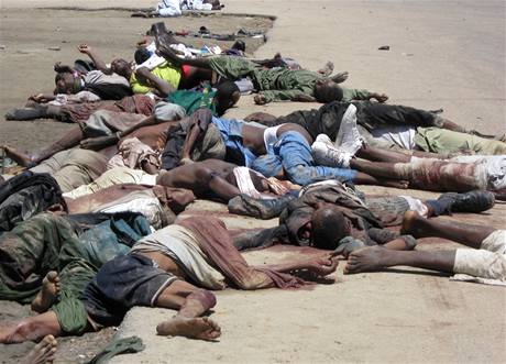 Mrtví po násilnostech v Nigérii.