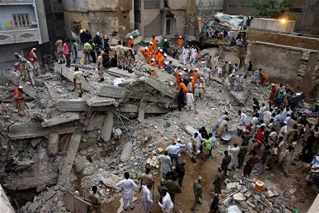 Záchranái hledají v troskách budovy v Karáí zranné a mrtvé.