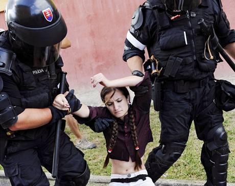 Policie zadrela také místopedsedkyni Dlnické mládee Lucii légrovou.