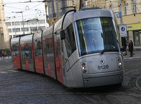 Nízkopodlaní tramvaj