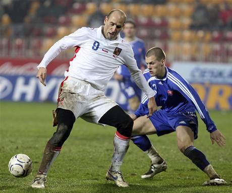Slovenský obránce Martin krtel (vpravo) hlídal Jana Kollera v zápase v roce 2007.  