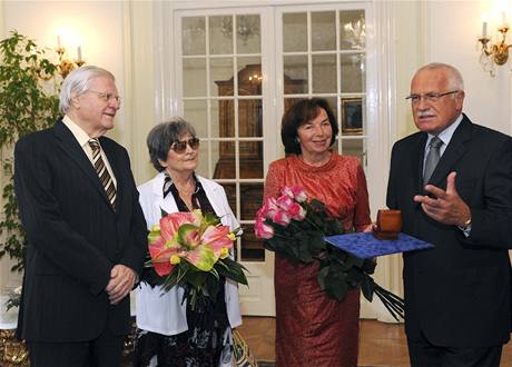  Houslista Josef Suk (vlevo) pevzal 12. srpna na zmku v Lnech z rukou Vclava Klause estnou zlatou plaketu prezidenta republiky. Uprosted jsou (zleva) houslistova manelka Marie Sukov a Livia Klausov.