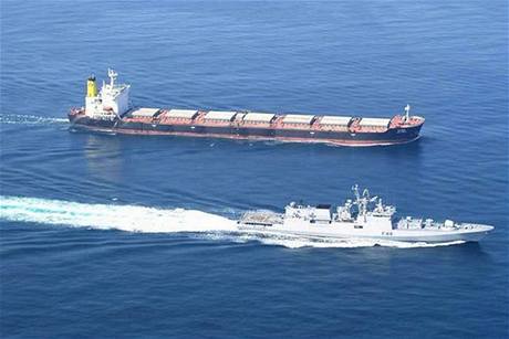 V somálských vodách je nebezpeno. Ped piráty chrání nákladní lod válené námonictvo.
