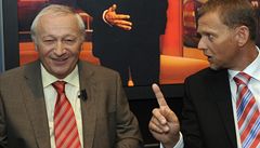 Ministr financí Eduard Janota (vlevo) a poslanec ODS Michal Doktor byli 16. srpna hosty poadu eské televize Otázky Václava Moravce.