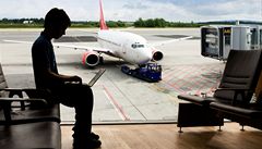Na pražském letišti je ode dneška cestujícím k dispozici bezdrátové připojení k internetu, známé jako WiFi. | na serveru Lidovky.cz | aktuální zprávy