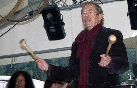 Bývalý prezident Václav Havel bubnuje na barely pi vystoupení kapely Hever and Vazelína na Open Air Music Festival Trutnov