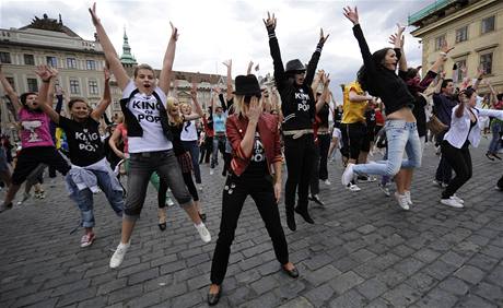 Fanouci zesnulého amerického zpváka Michaela Jacksona oslavili 29. srpna prvodem ulicemi Prahy nedoité 51. narozeniny krále popové hudby. 