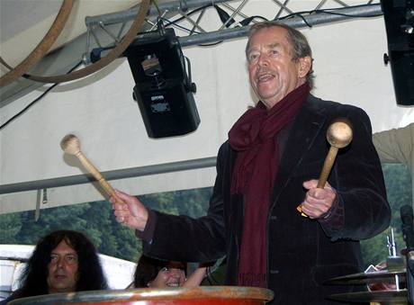 Bývalý prezident Václav Havel bubnuje na barely pi vystoupení kapely Hever and Vazelína na Open Air Music Festival Trutnov