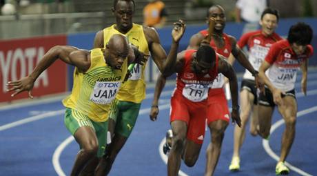 Bolt pi pedávce Powellovi. 