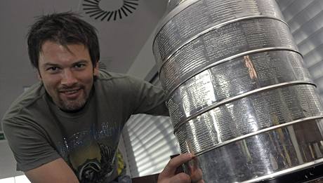Petr Sýkora pijel ukázat Stanley cup. 