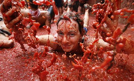 La Tomatina 2009. Lidé po sob házeli tuny rajat.