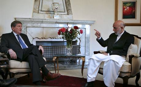 Zvlátní americký vyslanec v Afghánistánu Richarda Holbrooke (vlevo) a afghánský prezident Hamíd Karzáí.