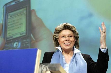 Padesát cent. Komisaka EU Viviane Redingová stanovila maximální cenu za roaming.