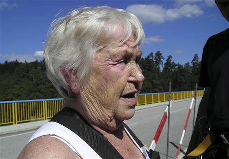 tyiaosmdesátiletá Olga Alexová (na archivním snímku z roku 2006), drobná a nenápadná, ale velice ilá a vitální ena, má pro strach udláno. 