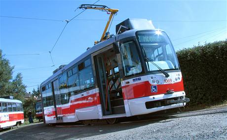 Tramvaje typu Vario LF2 budou v Brn na trase linky íslo1 z kapacitních dvod pravdpodobn jezdit dv za sebou.