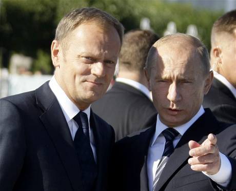 Polský premiér Donald Tusk (vlevo) s ruským premiérem Vladimirem Putinem.