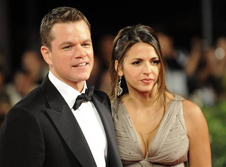 Matt Damon a jeho ena Luciana Bozan Barrosová na filmovém festivalu v Benátkách.