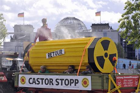 V Berlín demonstrovaly desítky tisíc odprc jaderné energie 