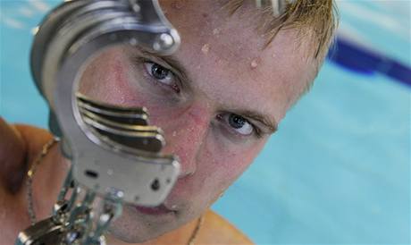 Kouzelník Zdenk Bradá se 9. záí v plaveckém bazénu v Jablonci nad Nisou oficiáln pokusil o pekonání dvou Guinnessových svtových rekord v úniku z pout pod vodou. Nakonec se mu zámr zdail. 