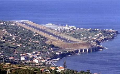  Letit MADEIRA, Funchal, Portugalsko - Letit na Madeie je vklnno mezi hory a Atlantik. 