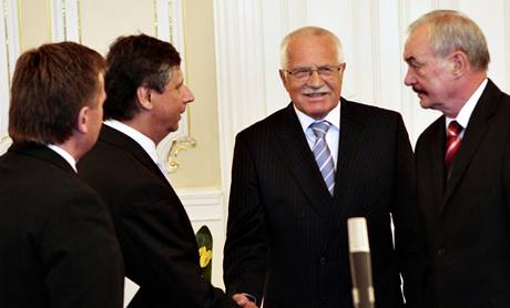 Václav Klaus, Jan Fischer, Miloslav Vlek a Pemysl Sobotka s prohláením k pedasným íjnovým volbám.