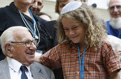 Nicholas Winton pivítal 'své dti' v Londýn. Na snímku s neznámým chlapcem.