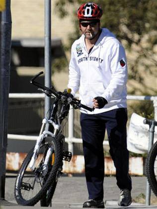 Russell Crowe si bhem projky na kole zakouil.
