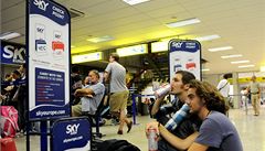 Klienti SkyEurope ekají na bratislavském letiti na informace