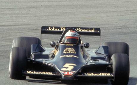 Mario Andretti ve voze Lotus.