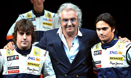 Fernando Alonso (vlevo), Flavio Briatore, Nelson Piquet.