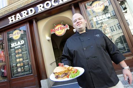 Nejlepí burger v Praze. Slaninový cheeseburger v sezamové brioce v Hard Rock Café je dokonalý. Stejn tak obsluha restaurace.