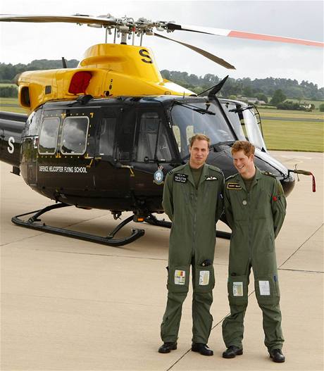 Plukovnk Wales. Princ Harry, stejn jako jeho star bratr William (vlevo), absolvoval kurz, aby se mohl stt pilotem helikoptry.