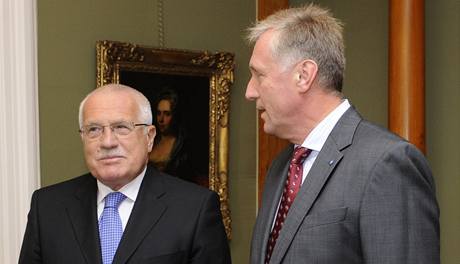 Prezident Václav Klaus (vlevo) pijal na Praském hrad pedsedu ODS Mirka Topolánka. 