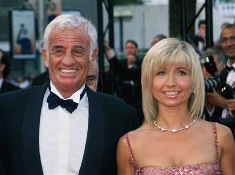 Francouzský herec Jean Paul Belmondo s manelkou Natty na mezinárodním filmovém festivalu v Cannes (2001). 