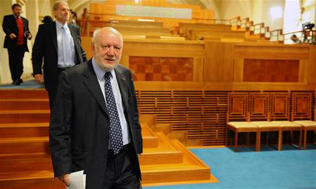 Senátor Tomá Grulich pichází na schzi horní komory parlamentu.
